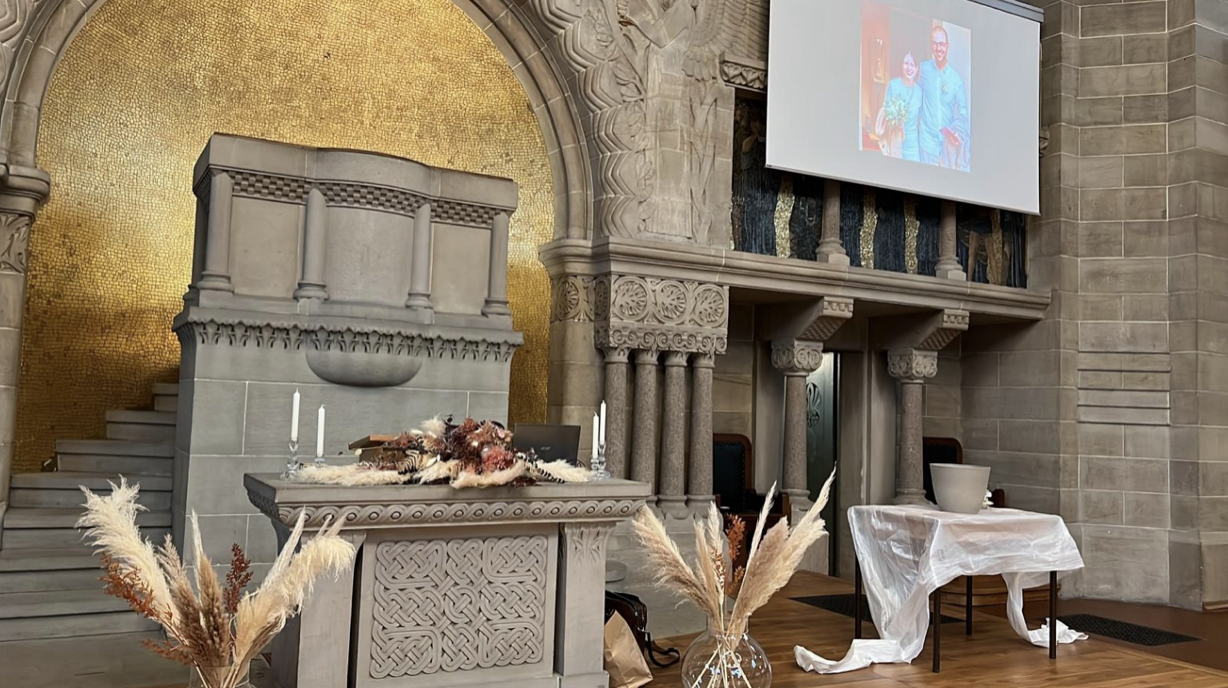 Aufgebauter Aussen-Altar mit Blumenbogen vor der Trauung