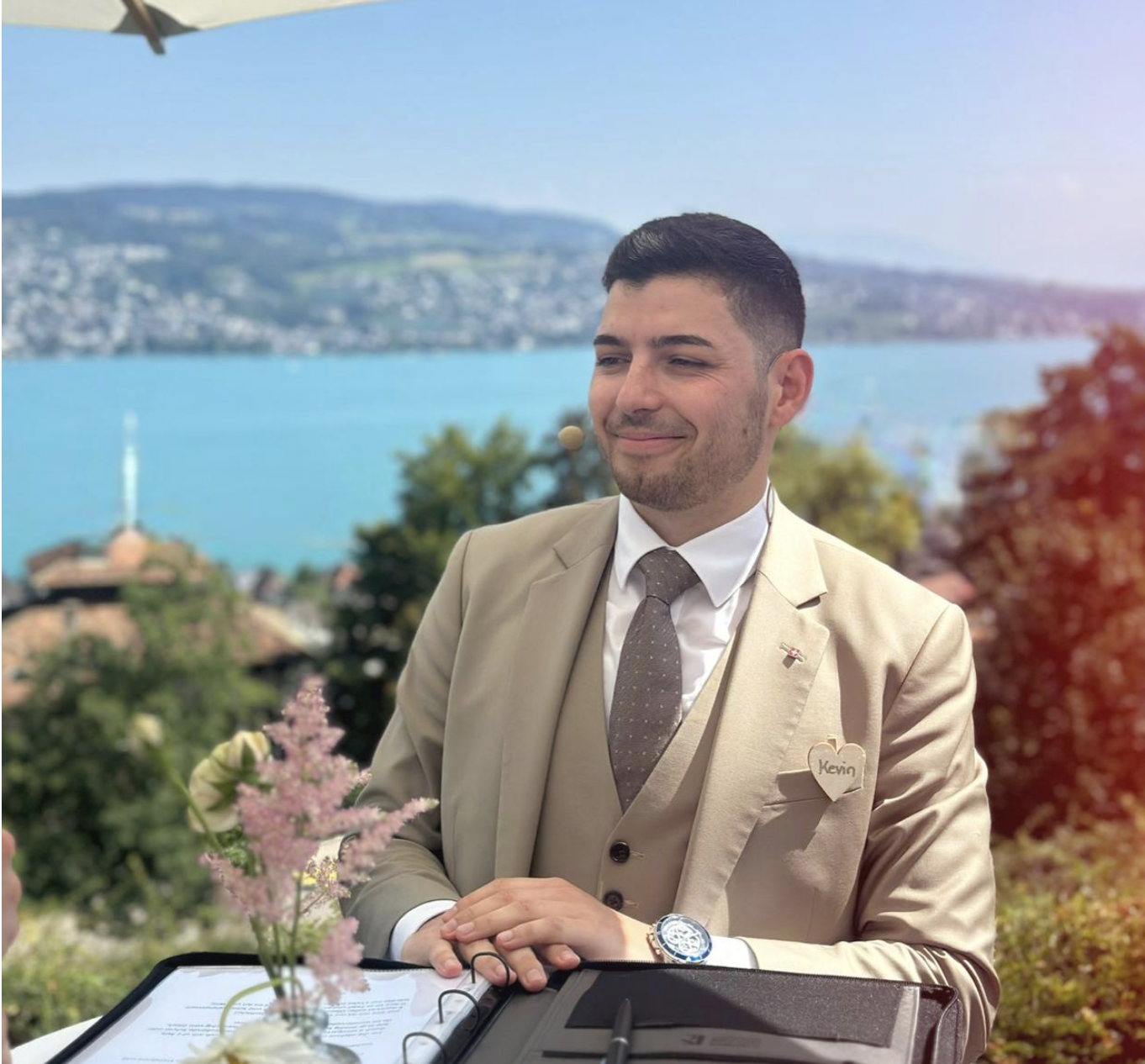 Kevin am Pult mit Blick auf den Zürichsee